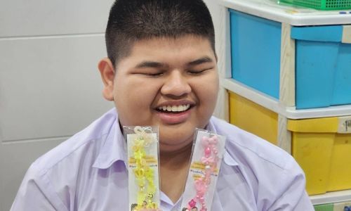 เรียงร้อยด้วยหัวใจ ผ่านงานฝีมือของนักเรียนตาบอดพิการซ้อน พร้อมส่งต่องานผลิตภัณฑ์นักเรียน สายคล้องโทรศัพท์และพวงกุญแจแสนน่ารัก