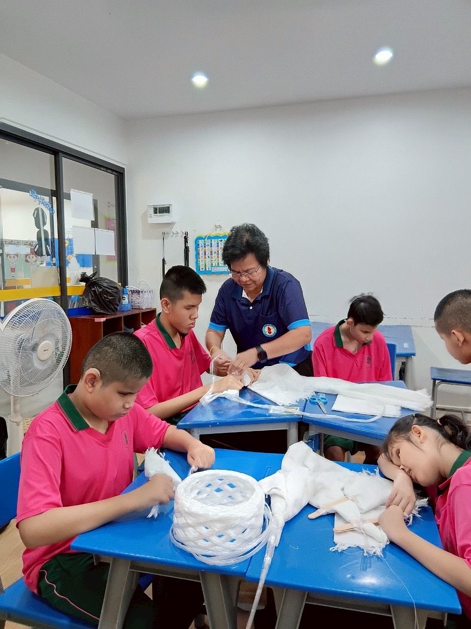 ผ้ามัดย้อม ผลิตภัณฑ์งานฝีมือของนักเรียน ใบล่ะ 25 บาท