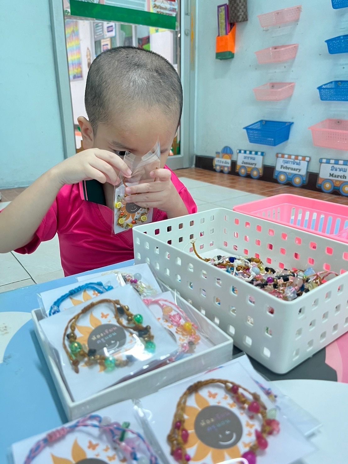 กำไลข้อมือ ผลิตภัณฑ์งานฝีมือของนักเรียน เส้นล่ะ 39 บาท