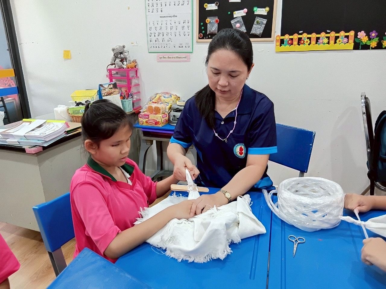 ผ้ามัดย้อม ผลิตภัณฑ์งานฝีมือของนักเรียน ใบล่ะ 25 บาท