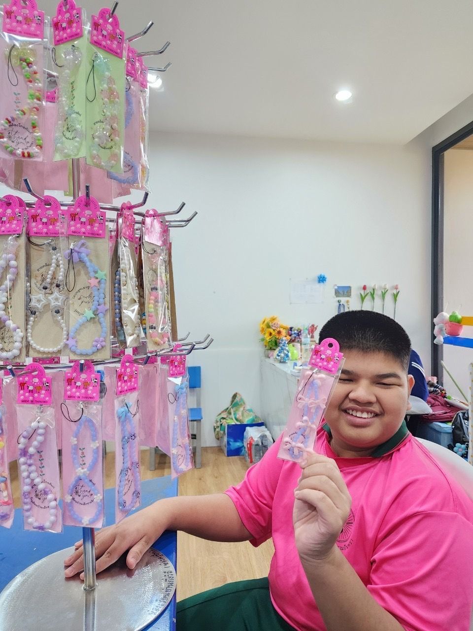 สายคล้องโทรศัพท์ ผลิตภัณฑ์งานฝีมือของนักเรียน เส้นล่ะ 25 บาท