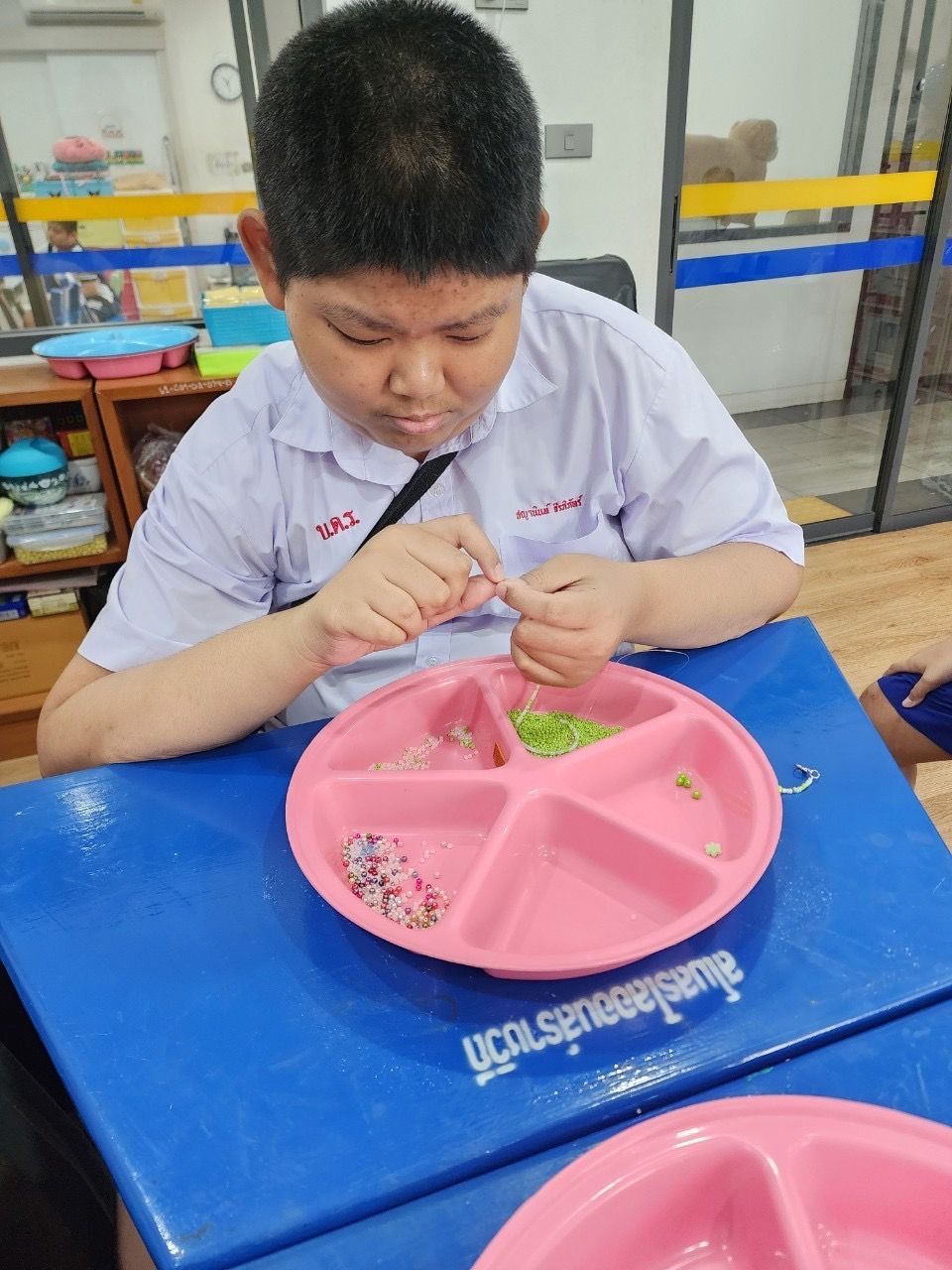 สายคล้องแมส ผลิตภัณฑ์งานฝีมือของนักเรียน เส้นล่ะ 25 บาท