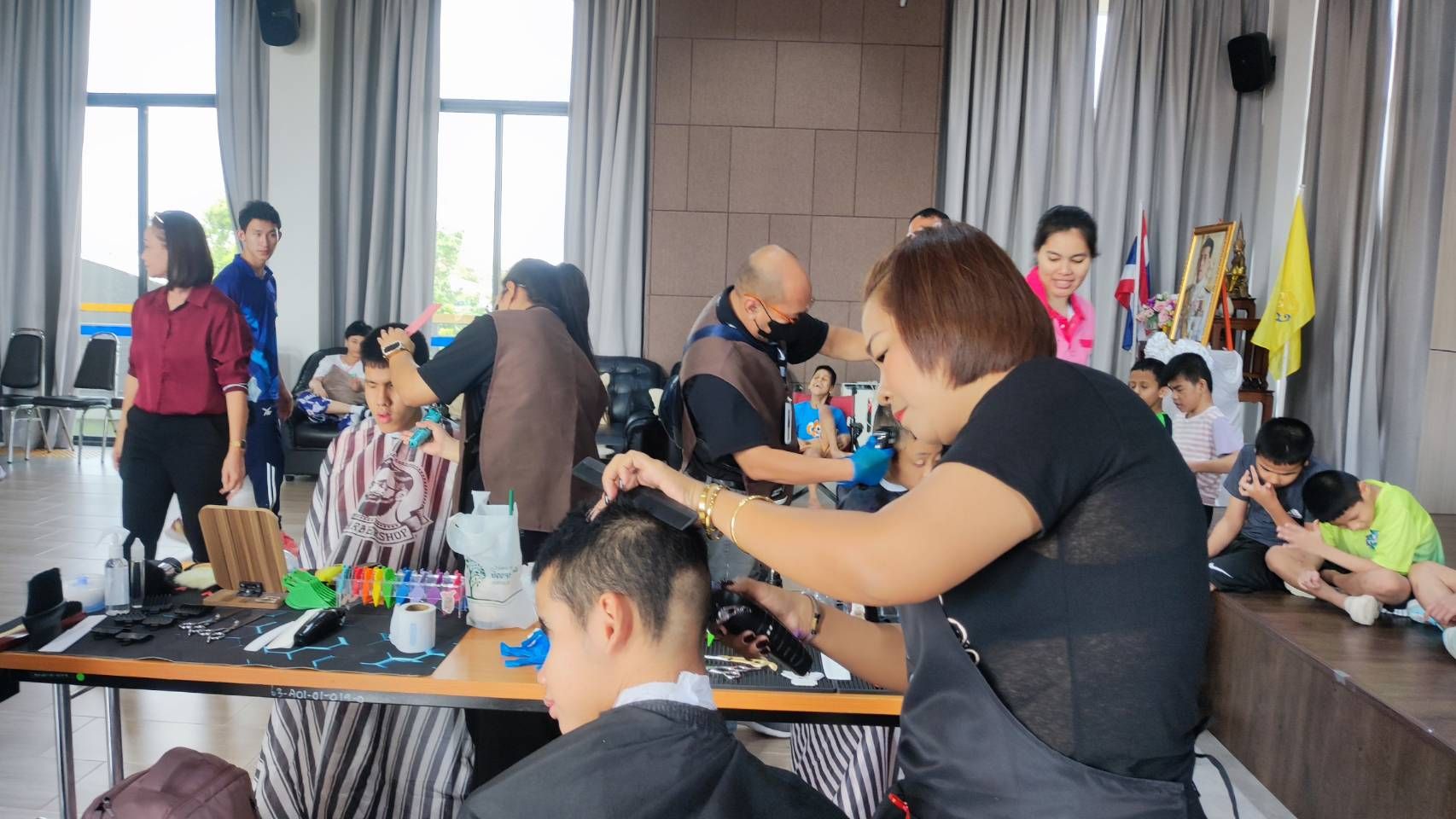 ศูนย์ฝึกอาชีพมีนบุรี ให้ความอนุเคราะห์ ตัดผมนักเรียน