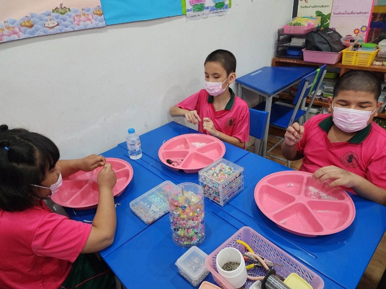 สายคล้องแมส ผลิตภัณฑ์งานฝีมือของนักเรียน เส้นล่ะ 25 บาท