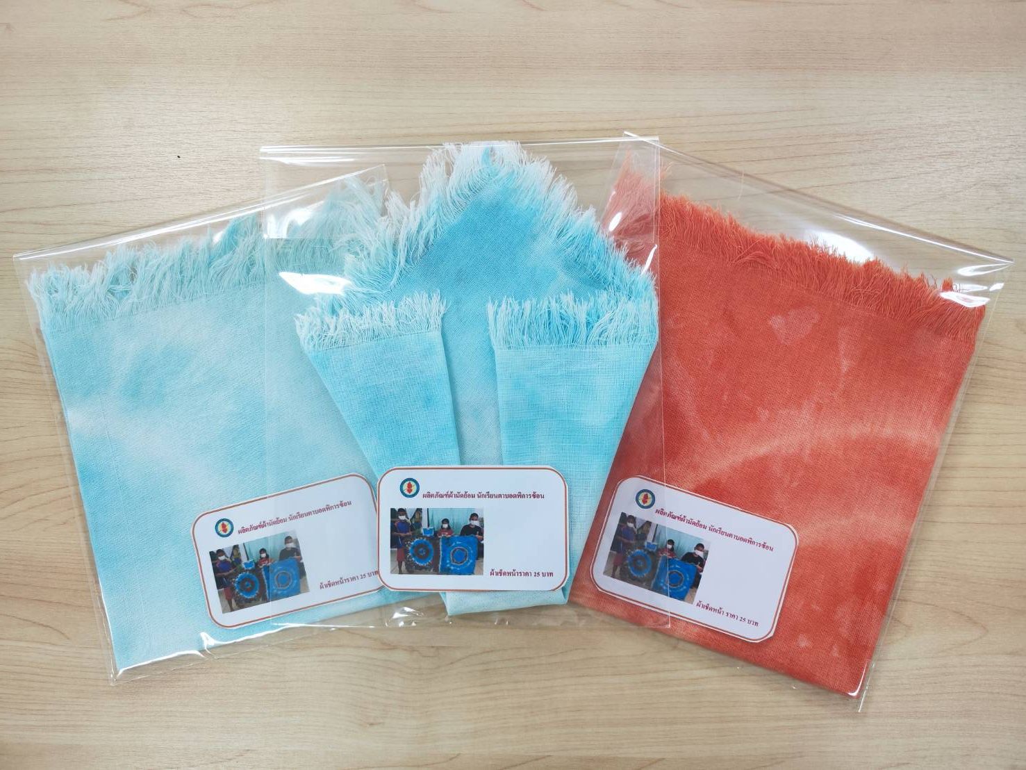 ผ้ามัดย้อม ผลิตภัณฑ์งานฝีมือของนักเรียน ใบล่ะ 25 บาท