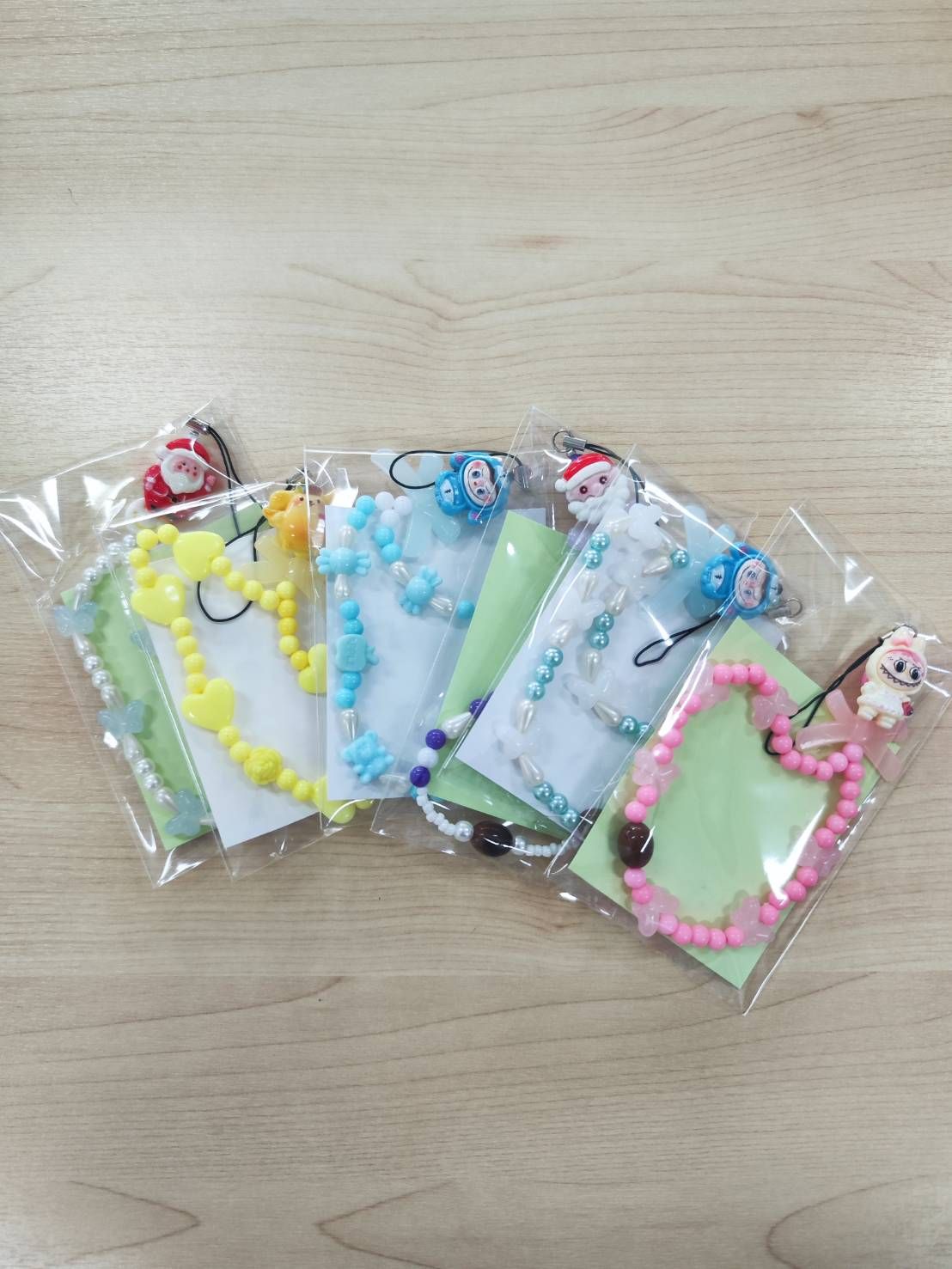 สายคล้องโทรศัพท์ลายการ์ตูน ผลิตภัณฑ์งานฝีมือของนักเรียนตาบอดพิการซ้อน เส้นล่ะ 25 บาท