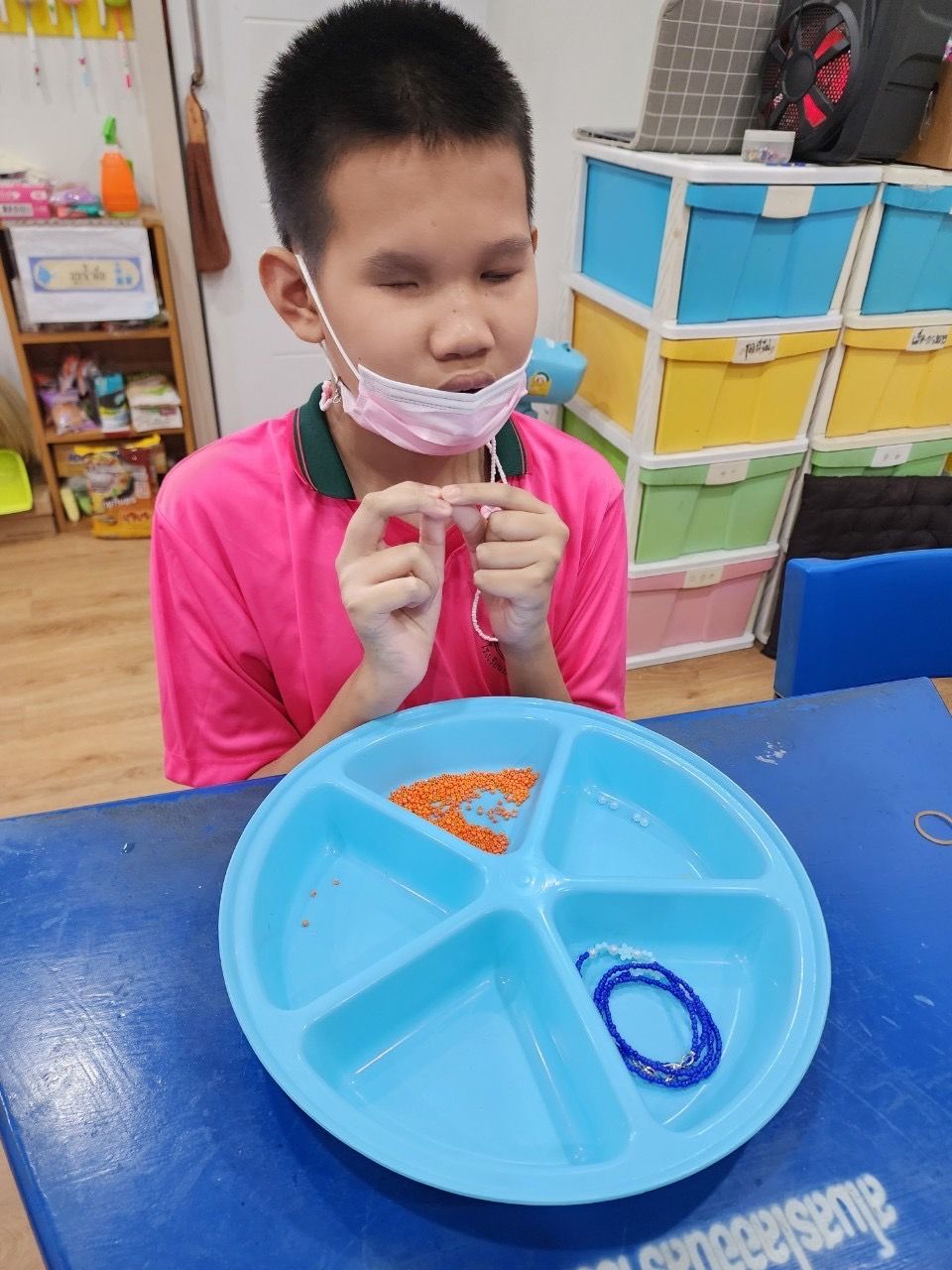 สายคล้องแมส ผลิตภัณฑ์งานฝีมือของนักเรียน เส้นล่ะ 25 บาท