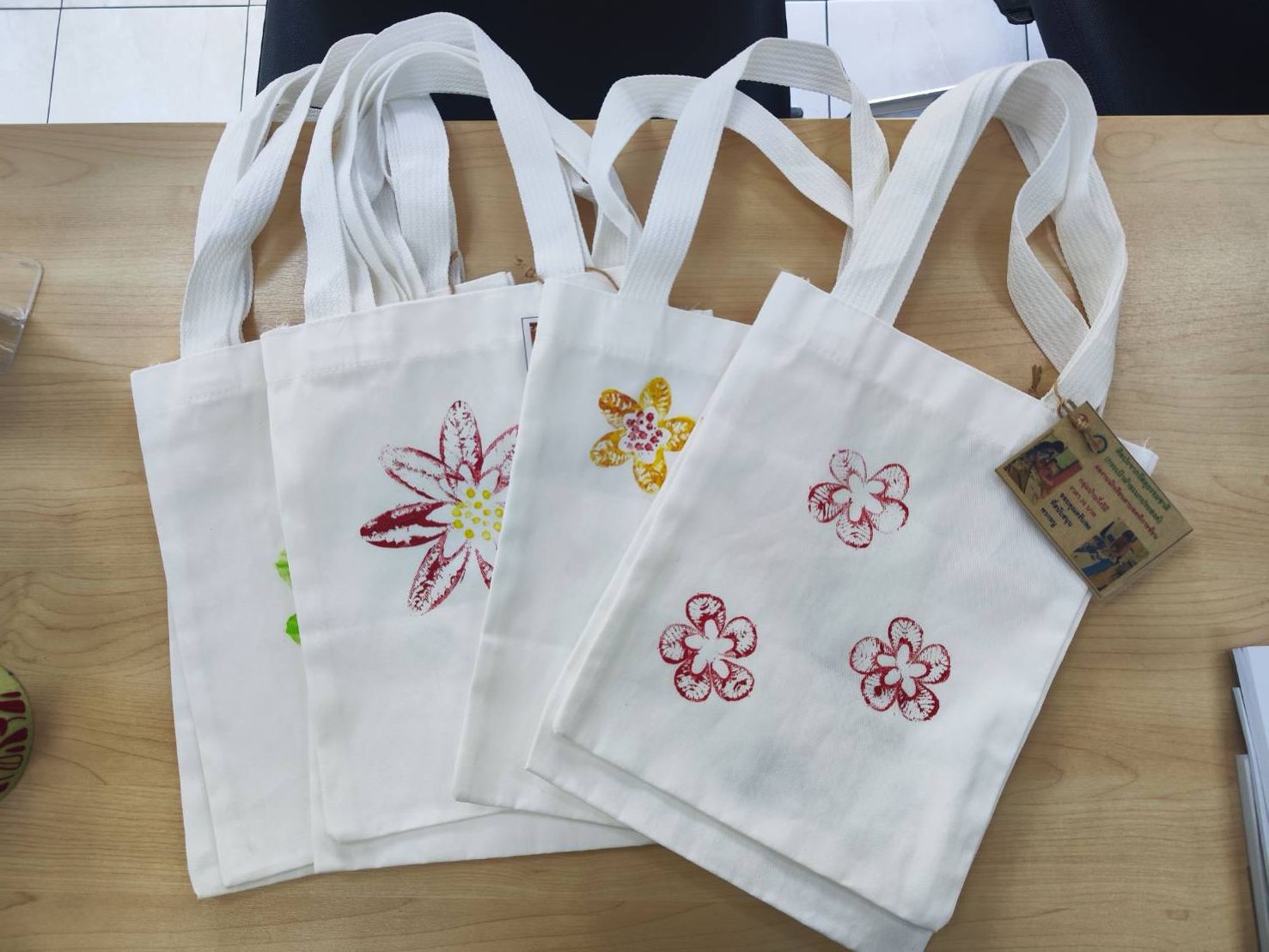 ถุงผ้าลดโลกร้อน ผลิตภัณฑ์งานฝีมือของนักเรียน ใบล่ะ 35 บาท