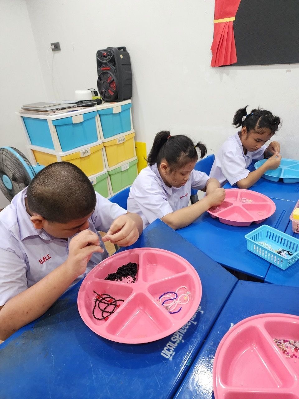 สายคล้องแมส ผลิตภัณฑ์งานฝีมือของนักเรียน เส้นล่ะ 25 บาท