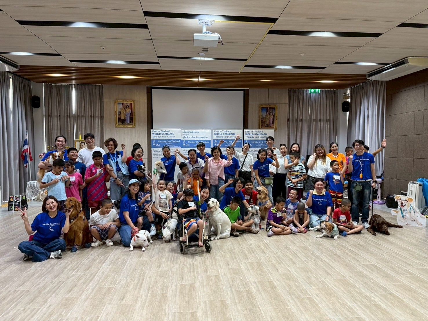 การท่องเที่ยวแห่งประเทศไทย และ Therapy Dog Thailand เป็นเจ้าภาพเลี้ยงอาหารว่าง  พร้อมทั้งนำสุนัขบำบัด  มาร่วมทำกิจกรรมสร้างรอยยิ้มและความสุขให้นักเรียนตาบอดพิการซ้อน