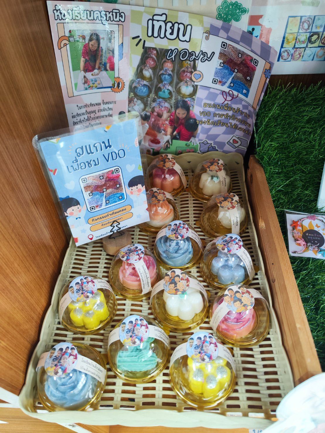 เทียนหอม ผลิตภัณฑ์งานฝีมือของนักเรียนตาบอดพิการซ้อน อันล่ะ 25 บาท