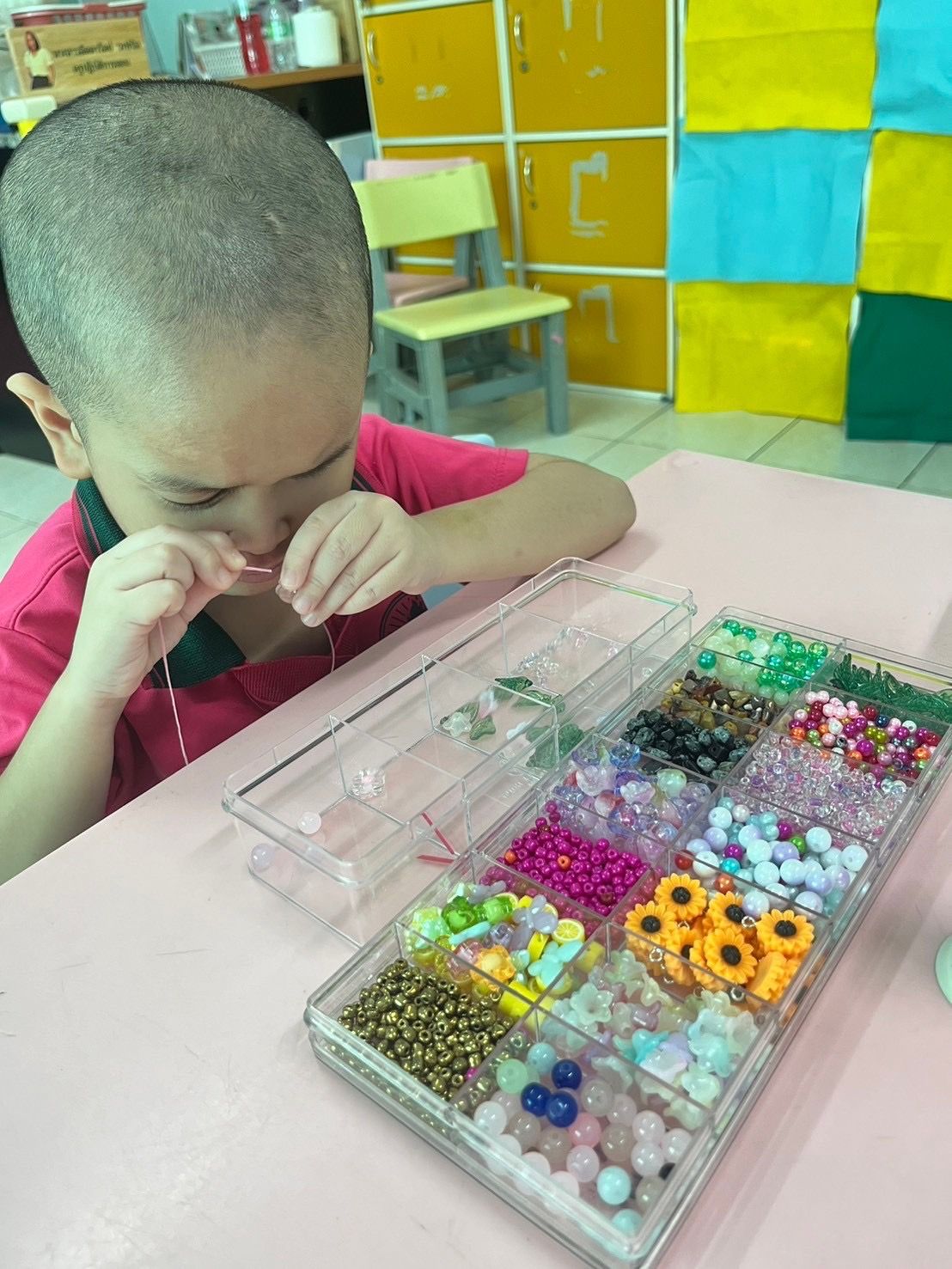 กำไลข้อมือ ผลิตภัณฑ์งานฝีมือของนักเรียน เส้นล่ะ 39 บาท