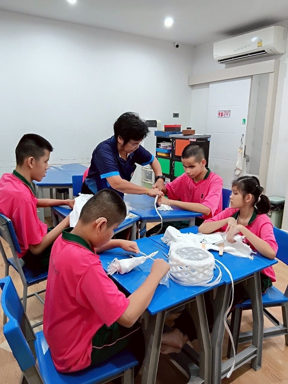 ผ้ามัดย้อม ผลิตภัณฑ์งานฝีมือของนักเรียน ใบล่ะ 25 บาท