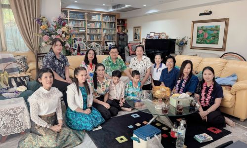 ตัวแทนผู้บริหาร คณะครู บุคลากร และนักเรียน ทำกิจกรรม รดน้ำ ดำหัว ขอพรผู้ใหญ่ ท่านประธานพงศ์ศักดิ์ เกษมสุวรรณ ประธานมูลนิธิธรรมิกชน และ พลตรีหญิงปิยนุช รัตนวิชัย ประธานดำเนินงานสาขากรุงเทพมหานคร เนื่องในวันสงกรานต์ปีใหม่ไทย