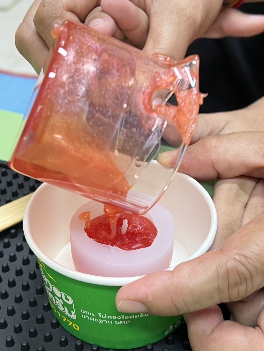 เทียนหอม ผลิตภัณฑ์งานฝีมือของนักเรียน อันล่ะ 25 บาท