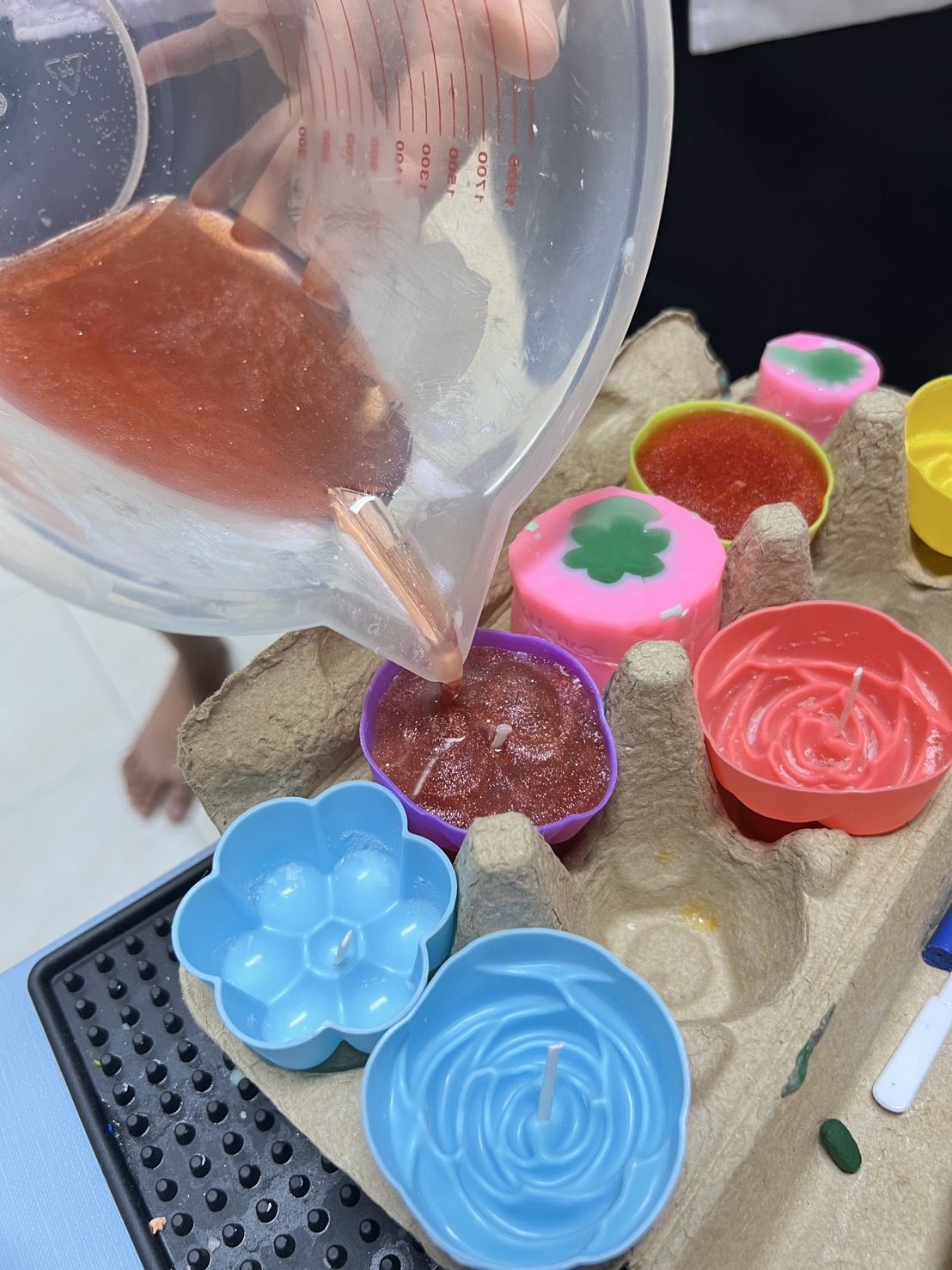 เทียนหอม ผลิตภัณฑ์งานฝีมือของนักเรียน อันล่ะ 25 บาท