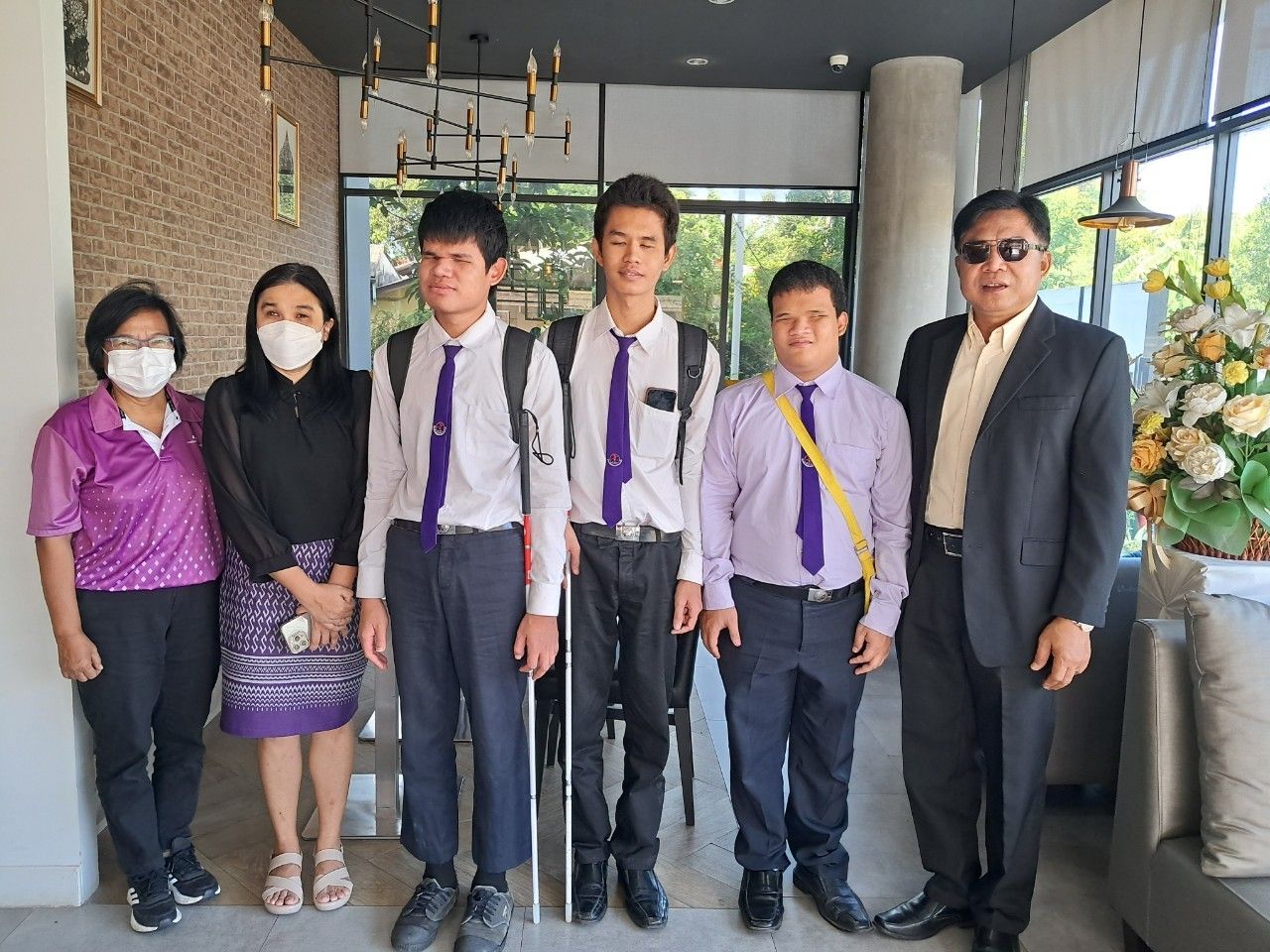 ผอ.ไชยาถ่ายรูปร่วมกับนักศึกษา