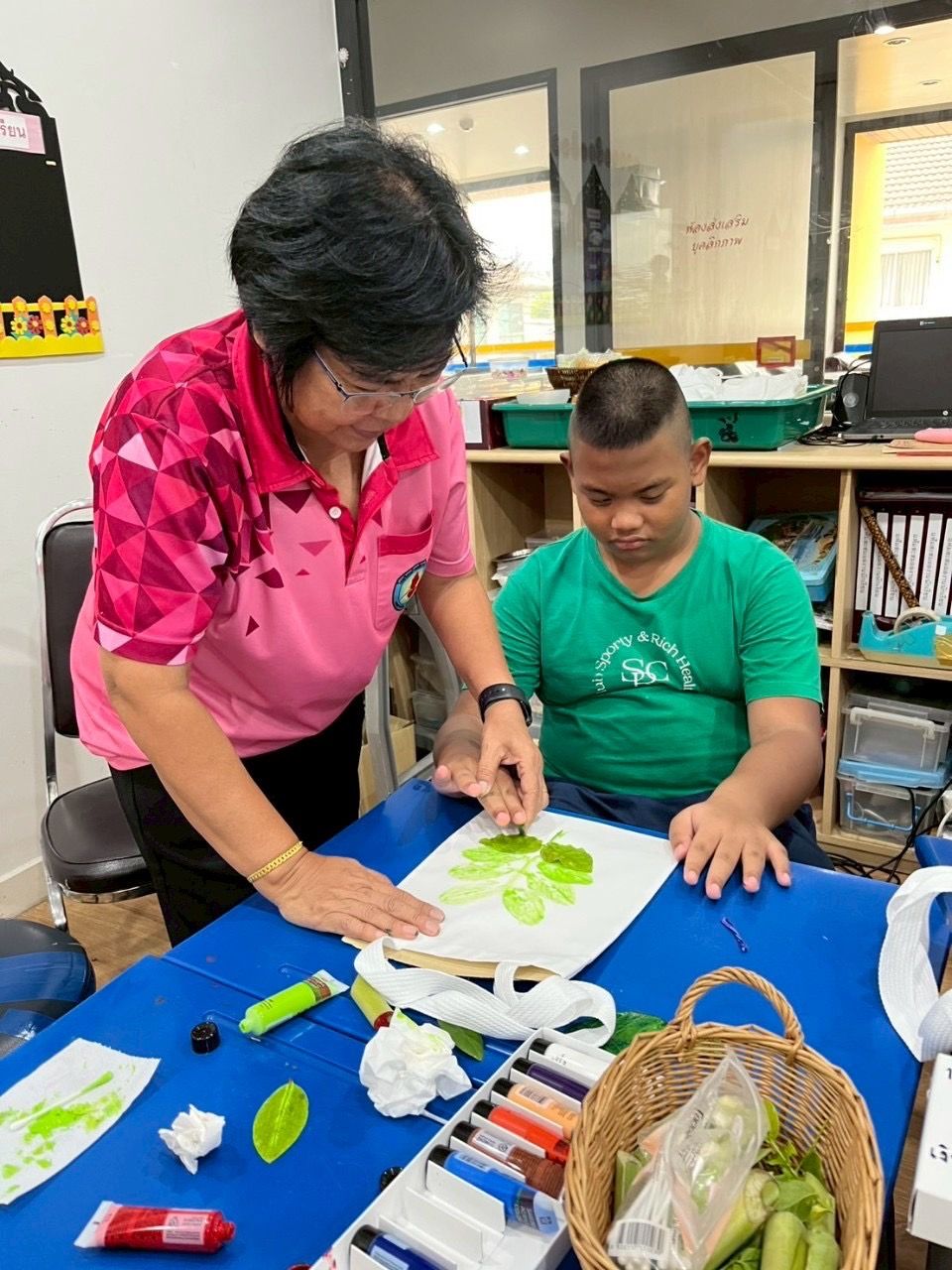 ถุงผ้าลดโลกร้อน ผลิตภัณฑ์งานฝีมือของนักเรียน ใบล่ะ 35 บาท