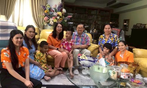 ตัวแทนครูและนักเรียน ร่วมกิจกรรม รดน้ำ ขอพร ท่านพงศ์ศักดิ์ เกษมสุวรรณ ประธานมูลนิธิธรรมิกชนเพื่อคนตาบอดในประเทศไทย ในพระบรมราชูปถัมภ์ เนื่องในวันสงกรานต์ปีใหม่ไทย