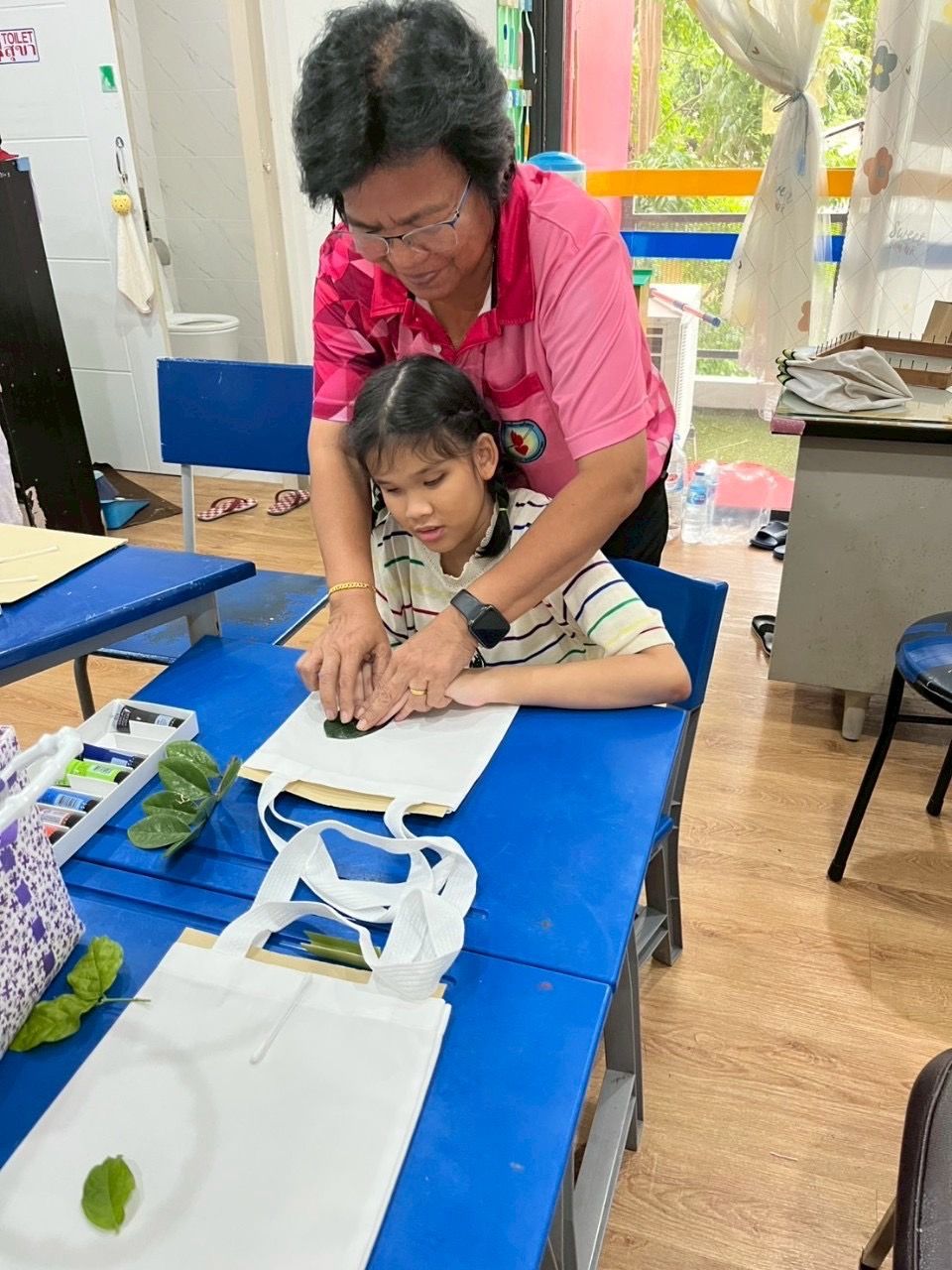 ถุงผ้าลดโลกร้อน ผลิตภัณฑ์งานฝีมือของนักเรียน ใบล่ะ 35 บาท