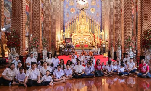 เนื่องในวันสำคัญทางพระพุทธศาสนา วันอาสาฬหบูชา และวันเข้าพรรษา คณะผู้บริหาร ครู บุคลากร และนักเรียนตาบอดพิการซ้อน เข้าร่วมกิจกรรมทำบุญ ถวายเทียนพรรษา ร่วมสืบสานพระพุทธศาสนา ณ วัดนวลจันทร์ เพื่อปลูกฝังคุณธรรม จริยธรรม และสร้างเสริมประสบการณ์การเรียนรู้นอกห้องเรียนให้แก่เด็ก ๆ