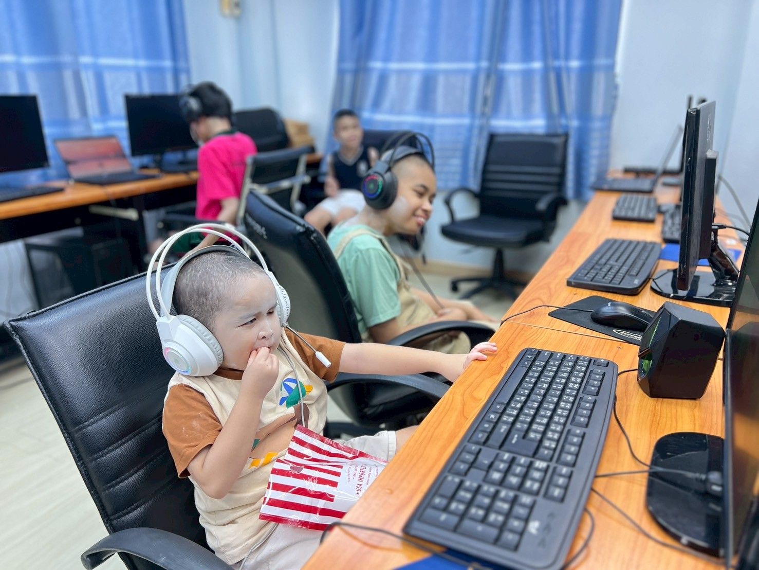 กิจกรรม “เรียนรู้โลกกว้างออนไลน์” ของน้อง ๆ นักเรียนตาบอดพิการซ้อน โรงเรียนบ้านเด็กรามอินทรา น้อง ๆ ได้สนุกสนานไปกับการชมภาพยนตร์และการ์ตูน ได้ท่องโลกกว้างทาง Youtube เพื่อฟังเพลงที่ชอบ พร้อมอิ่มเอม กับป๊อปคอร์นแสนอร่อย กิจกรรมนี้ไม่เพียงสร้างความสุขและรอยยิ้ม แต่ยังเป็นอีกหนึ่งโอกาสให้น้อง ๆ ได้เปิดประสบการณ์ใหม่ ๆ