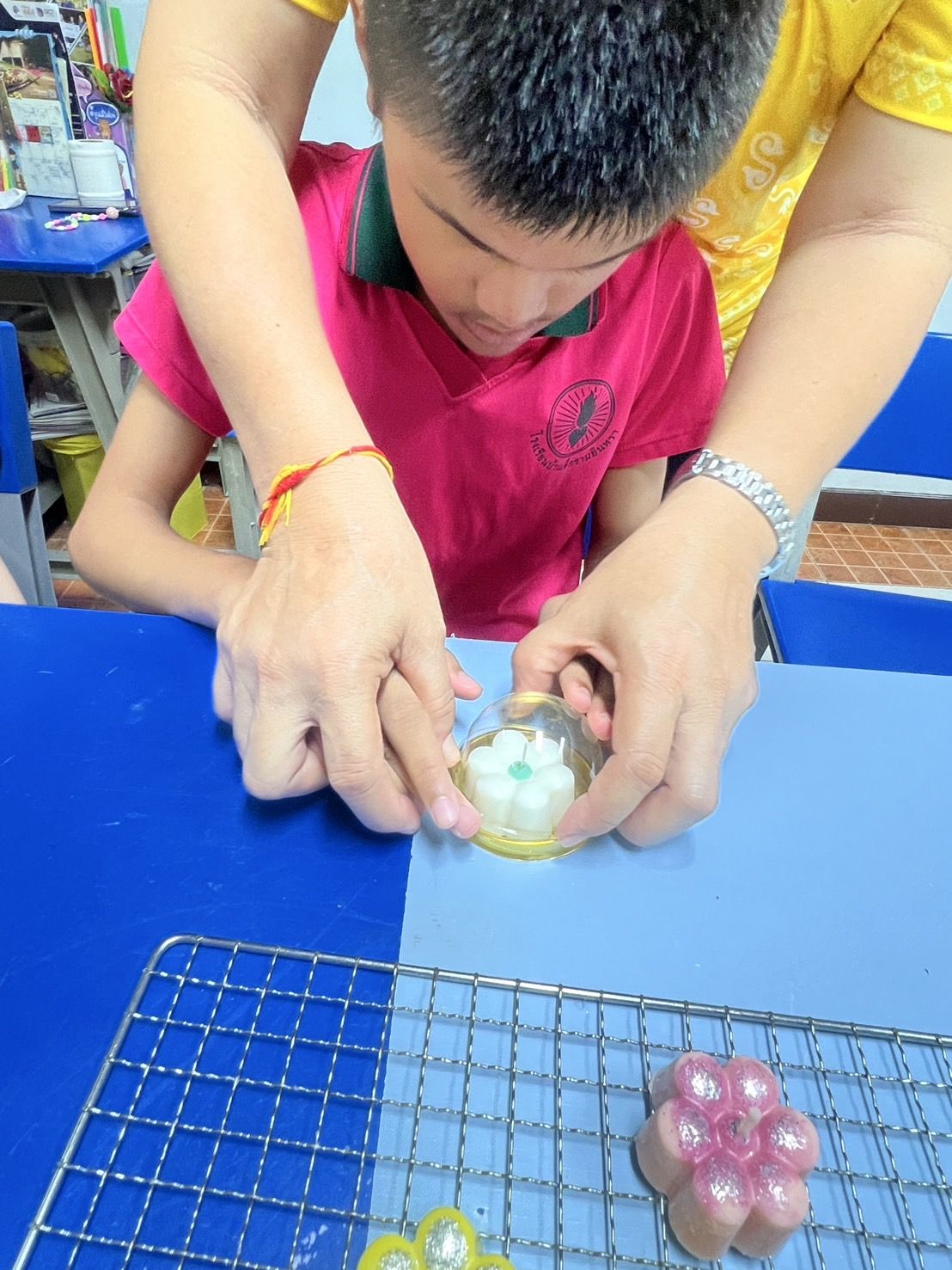 เทียนหอม ผลิตภัณฑ์งานฝีมือของนักเรียน อันล่ะ 25 บาท