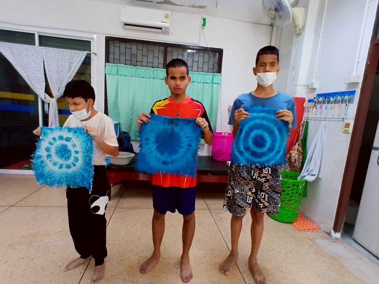 ผ้ามัดย้อม ผลิตภัณฑ์งานฝีมือของนักเรียน ใบล่ะ 25 บาท