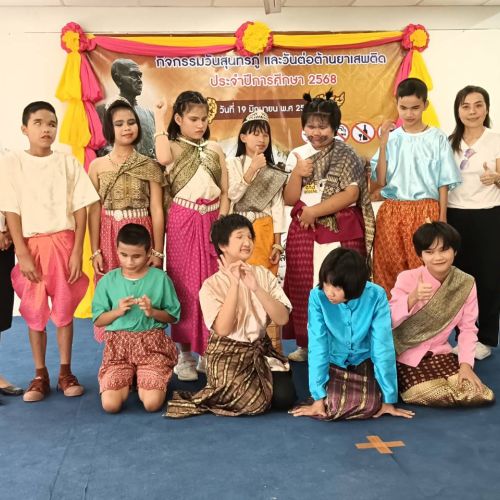 ประธานและผอถ่ายรูปร่วมกับผู้เข้าอบรม