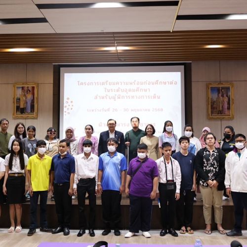 ประธานและผอถ่ายรูปร่วมกับผู้เข้าอบรม