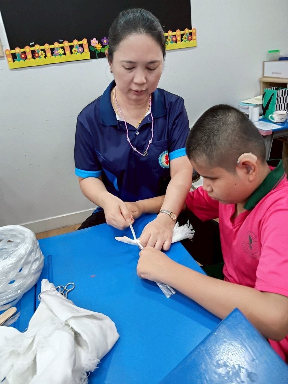 ผ้ามัดย้อม ผลิตภัณฑ์งานฝีมือของนักเรียน ใบล่ะ 25 บาท