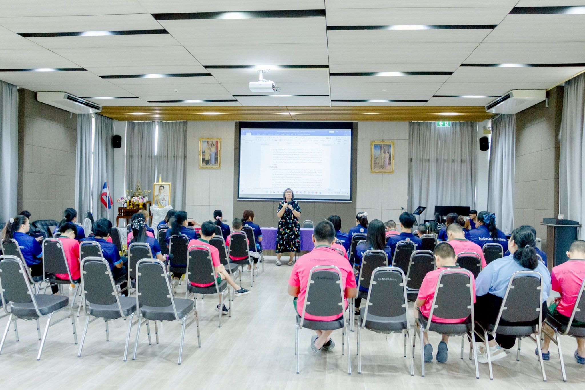 คณะครู บุคลากร และนักเรียน เข้าอบรมพิทักษ์สิทธิเด็กและคนพิการ เพื่อเป็นการทบทวน ย้ำเตือนให้ทุกคนได้ตระหนักถึงสิทธิ์ต่างๆของเด็กในความดูแลที่ควรได้รับ