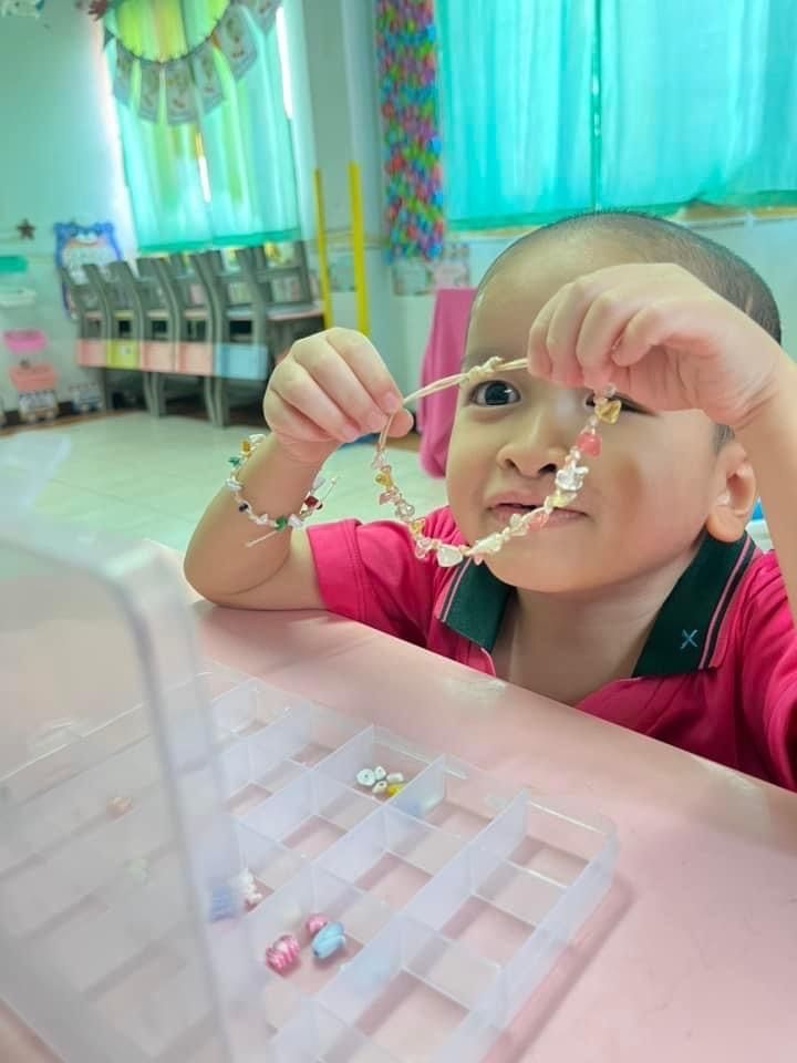 กำไลข้อมือ ผลิตภัณฑ์งานฝีมือของนักเรียน เส้นล่ะ 39 บาท