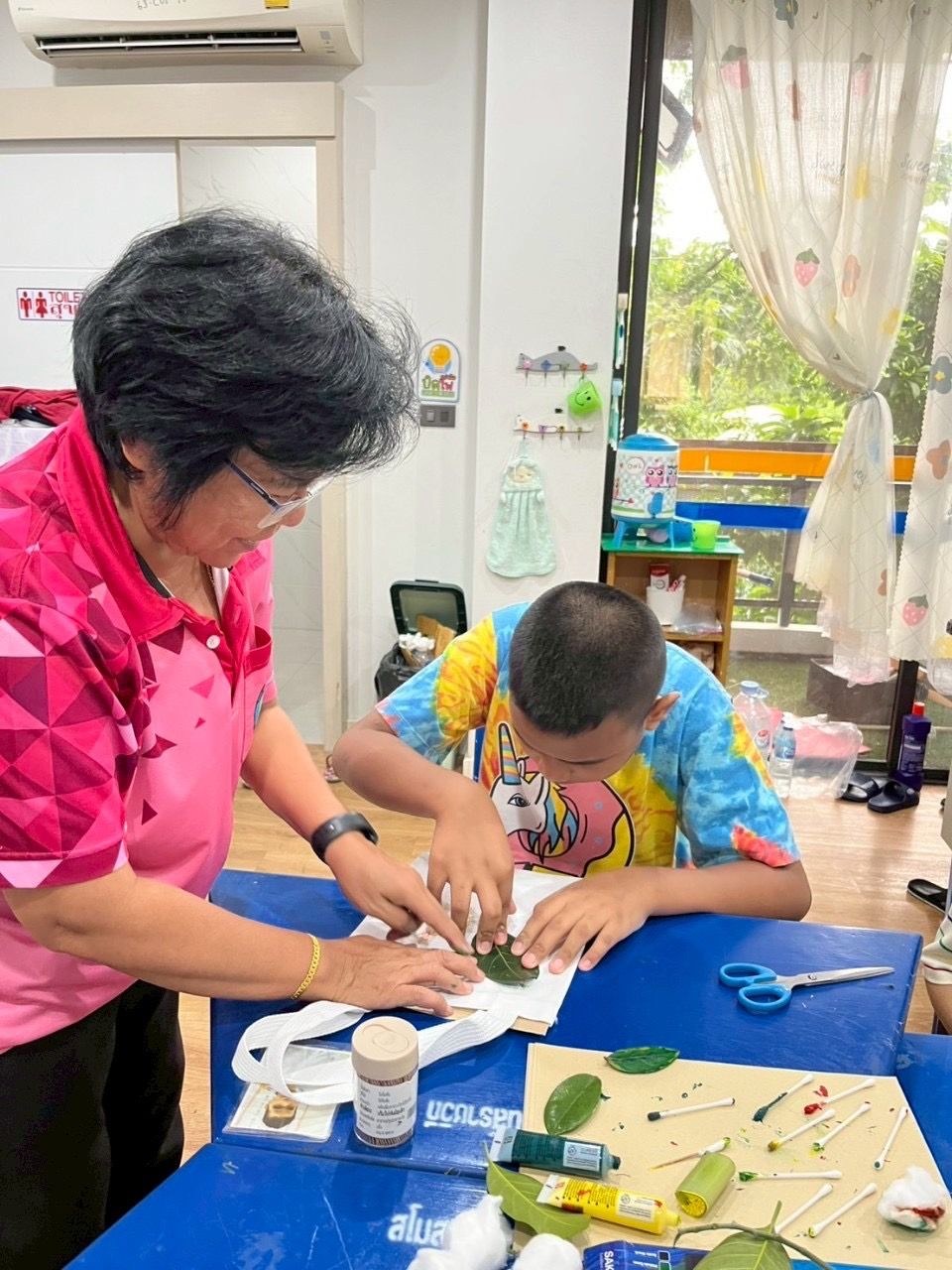 ถุงผ้าลดโลกร้อน ผลิตภัณฑ์งานฝีมือของนักเรียน ใบล่ะ 35 บาท