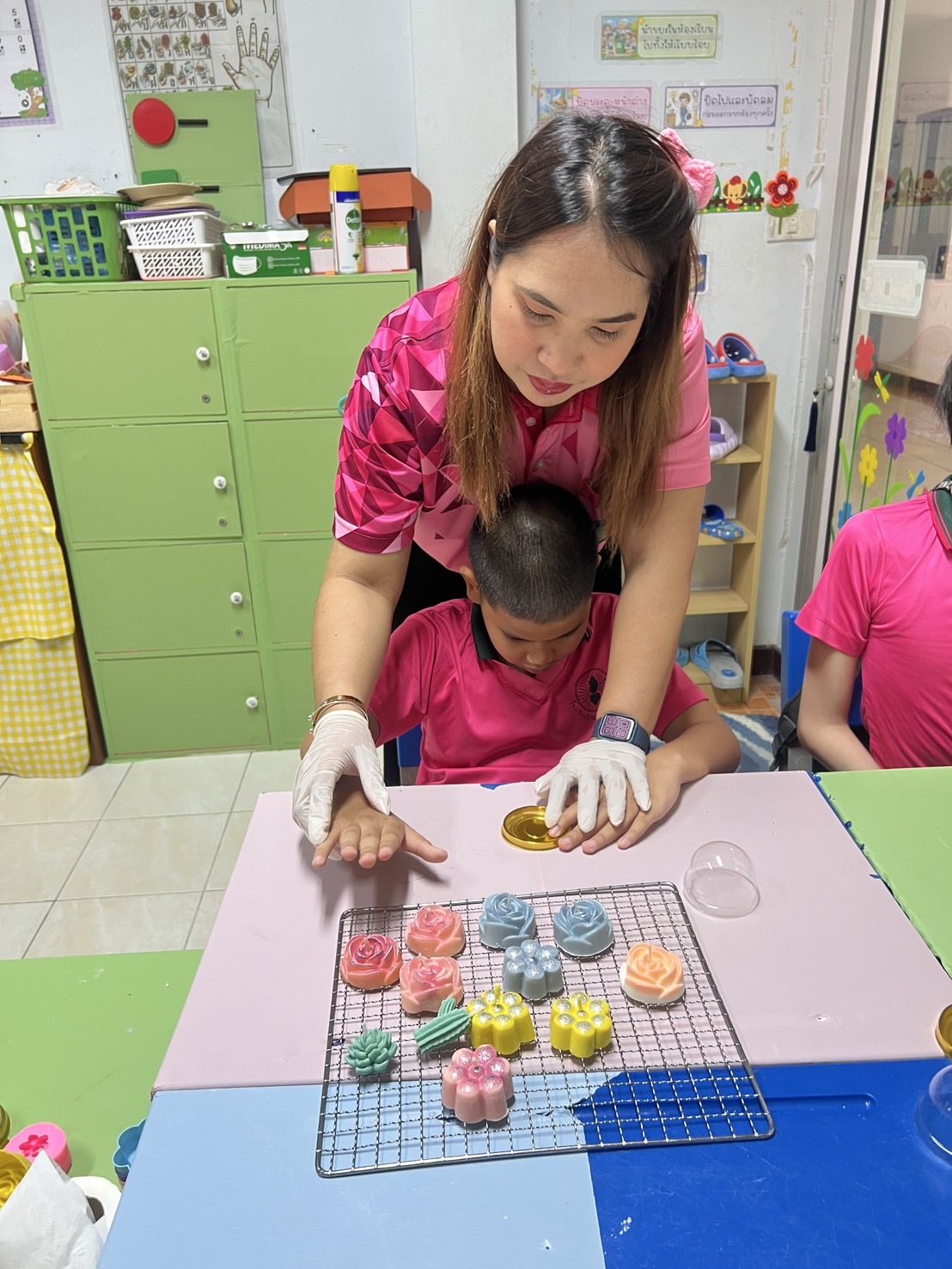 เทียนหอม ผลิตภัณฑ์งานฝีมือของนักเรียน อันล่ะ 25 บาท