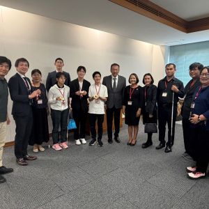 เรื่อง นโยบายการประชาสัมพันธ์ระดมทุน มูลนิธิธรรมิกชนเพื่อคนตาบอดในประเทศไทย ในพระบรมราชูปถัมภ์ องค์การสถานสาธารณกุศล ลำดับที่ ๑๗๔ เป็นองค์กรที่มีวัตถุประสงค์เพื่อจัดการศึกษา ส่งเสริมการศึกษา ส่งเสริมอาชีพและฟื้นฟู สมรรถภาพคนตาบอด เป็นองค์กรที่ไม่แสวงหากำไร ภารกิจดำเนินมาได้ด้วยปัจจัยบริจาคจากผู้คนในสังคม มูลนิธิมีการจัดกิจกรรมประชาสัมพันธ์ระดมทุน หลากหลายรูปแบบ เช่น เชิญชวนบริจาคในโอกาสพิเศษต่างๆ วางกล่องบริจาค จำหน่ายผลิตภัณฑ์ ทอดผ้าป่า วิ่งการกุศล ปั่นจักรยานการกุศล คอนเสิร์ตการกุศล กอล์ฟการกุศล เป็นต้น มูลนิธิ ไม่มีนโยบายให้พนักงาน หรือบุคคลใดไปเดินเรี่ยไรเงินบริจาค หรือโทรศัพท์ไปขอรับบริจาค การบริจาคเงินให้มูลนิธิจะต้องได้รับใบเสร็จทุกครั้ง ใบเสร็จสามารถยื่นลดหย่อนภาษีได้ หากผู้บริจาคโอนเงินบริจาคให้มูลนิธิ บัญชีที่รับบริจาคจะเป็นชื่อบัญชีมูลนิธิธรรมิกชนเพื่อคนตาบอด ในประเทศไทย ในพระบรมราชูปถัมภ์ หรือชื่อบัญชีสถานศึกษา หน่วยงาน ได้แก่ ๑. โรงเรียนการศึกษาคนตาบอดขอนแก่น ๒. โรงเรียนการศึกษาคนตาบอดร้อยเอ็ด ๓. โรงเรียนการศึกษาคนตาบอดนครราชสีมา ๔. โรงเรียนการศึกษาคนตาบอดและคนตาบอดพิการซ้ำซ้อนลพบุรี ๕. โรงเรียนการศึกษาคนตาบอดธรรมสากลหาดใหญ่ ๒. โรงเรียนธรรมิกวิทยา ๗. โรงเรียนการศึกษาเด็กตาบอดพิการซ้ำซ้อนชะอำ ๘. โรงเรียนบ้านเด็กรามอินทรา ๔. โรงเรียนการศึกษาคนตาบอดแม่สาย ๑๐. วิทยาลัยอาชีวศึกษาคนตาบอดขอนแก่น ๑๑. ศูนย์ส่งเสริมและพัฒนาอาชีพคนตาบอดพิการซ้ำซ้อนนครนายก ๑๒. ศูนย์เรียนรู้การฟื้นฟูสมรรถภาพคนตาบอดโดยชุมชน ศูนย์เทคโนโลยีการศึกษาคนตาบอด๑๓. สำนักหอสมุดเบญญาลัย ๑๔. สถาบันส่งเสริมและพัฒนาคุณภาพชีวิตคนตาบอดภาคตะวันออกเฉียงเหนือ หากท่านโอนเงินบริจาคและพบว่า บัญชีที่รับบริจาคเป็นชื่อบุคคล หรือ หากท่านพบเห็นกลุ่มบุคคล เดินขอเรี่ยไรและอ้างตนว่าเป็นพนักงานมูลนิธิ ท่านสามารถแจ้งตำรวจเพื่อดำเนินคดีได้ หรือโทรศัพท์สอบถาม ข้อมูลได้ สำนักงานใหญ่ โทร. ๐๘๐ - ๐๕๗ - ๗๑๕๗ จึงเรียนมาเพื่อทราบโดยทั่วกัน ขอแสดงความนับถือ (นางกรกนก ศิริวงษ์) ผู้อำนวยการ มูลนิธิธรรมิกชนเพื่อคนตาบอดในประเทศไทย ในพระบรมราชูปถัมภ์