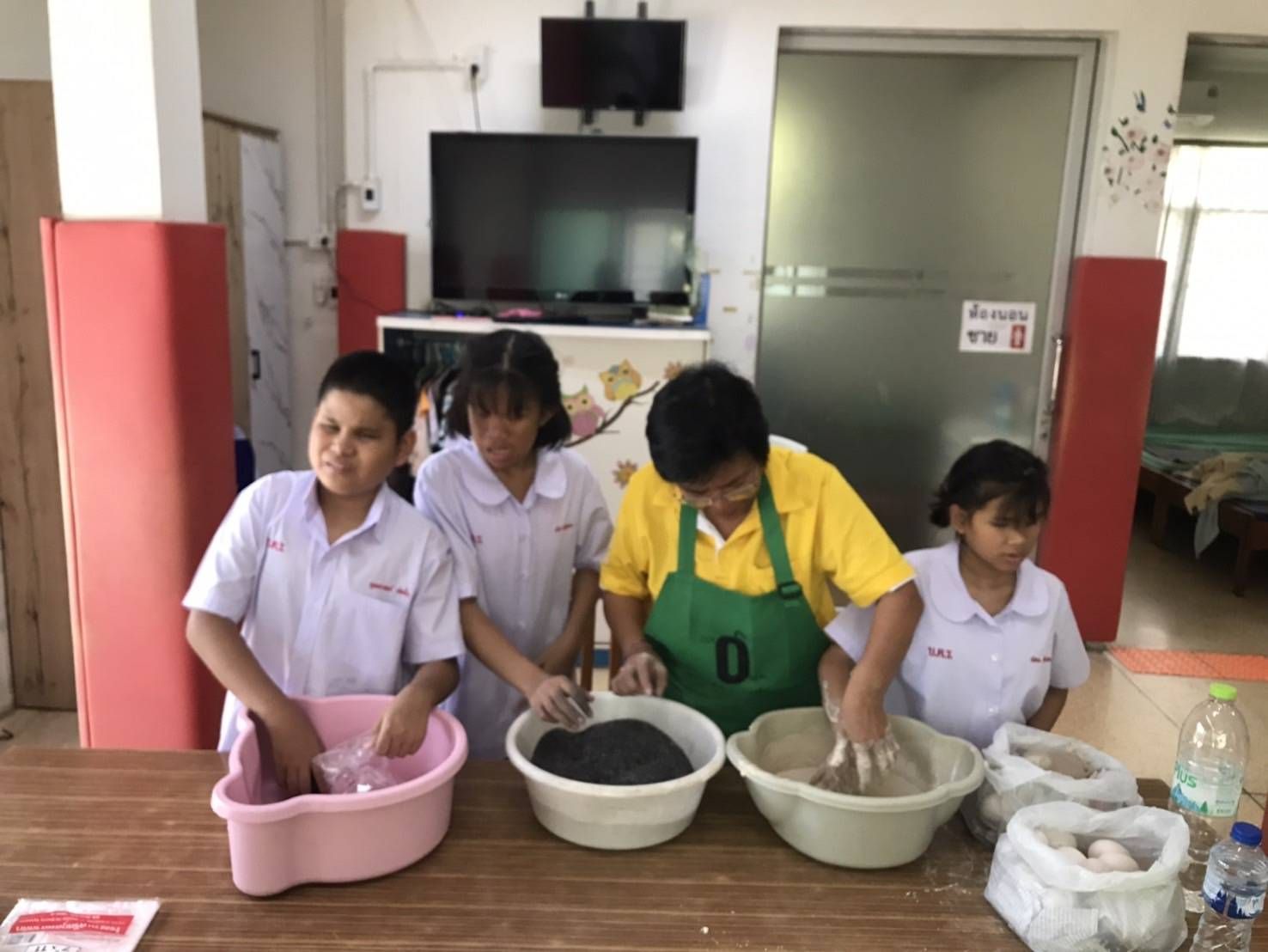 ครูและนักเรียนร่วมกันทำไข่เค็ม