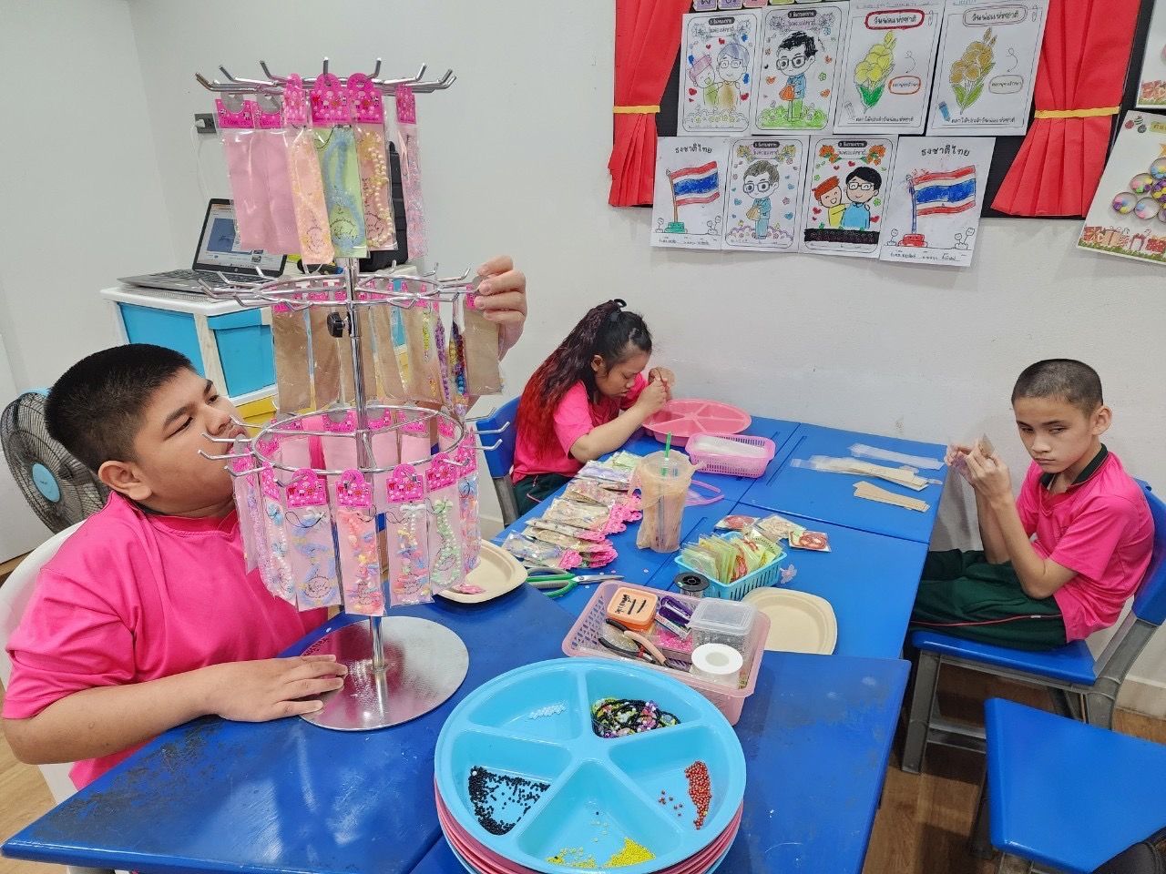 สายคล้องโทรศัพท์ ผลิตภัณฑ์งานฝีมือของนักเรียน เส้นล่ะ 25 บาท