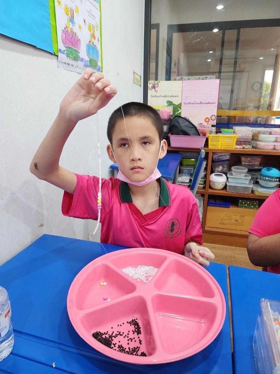 สายคล้องแมส ผลิตภัณฑ์งานฝีมือของนักเรียน เส้นล่ะ 25 บาท