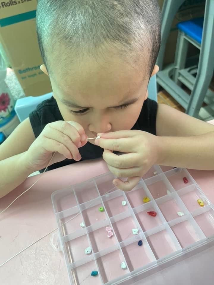 กำไลข้อมือ ผลิตภัณฑ์งานฝีมือของนักเรียน เส้นล่ะ 39 บาท